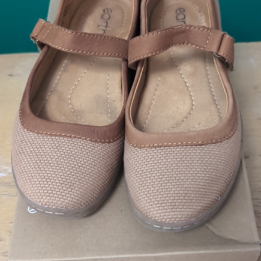 Earth Textured Tan Flats NWB - Picture 6 of 9